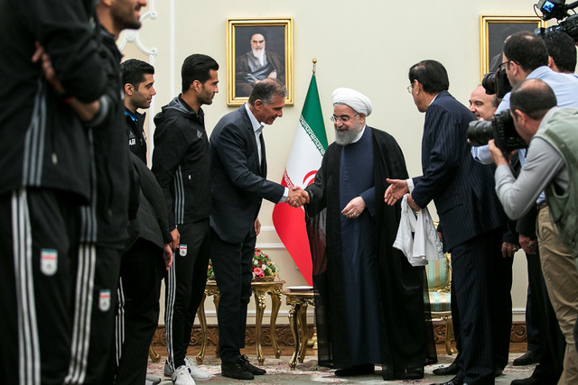 اهدای پیراهن شماره ۱۲ تیم ملی فوتبال ایران به رییس جمهور+عکس