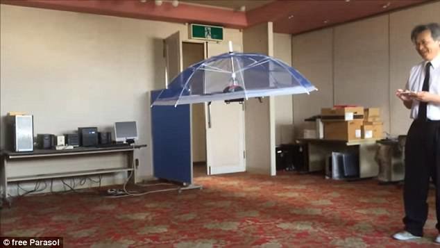 چتری که صاحبش را دنبال می‌کند!+عکس