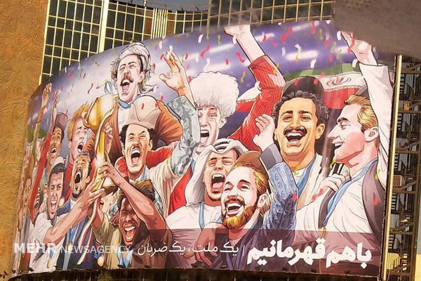 اعتراض‌ها جواب داد/ زنان به مردان بنر فوتبالی میدان ولیعصر اضافه شدند+ عکس