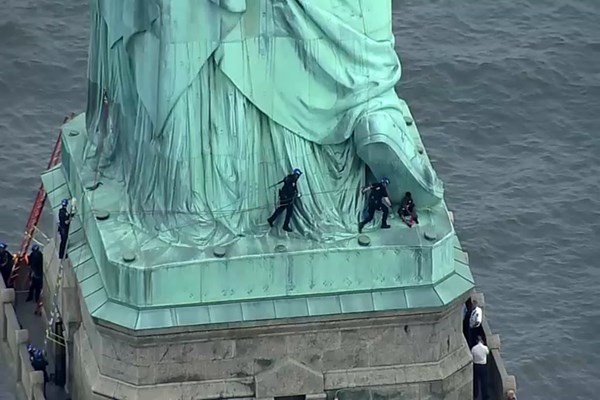 زن آمریکایی در اعتراض به سیاست‌های مهاجرتی ترامپ از «مجسمه آزادی» بالا رفت+ عکس