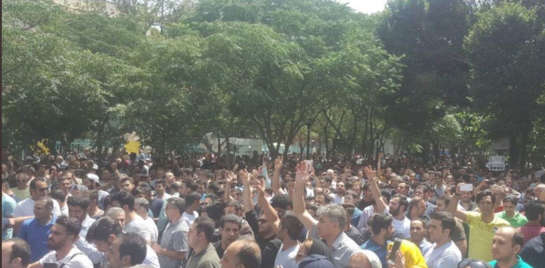 تجمع کسبه و تعطیلی بازار/ بازاریان تهران در اعتراض به رکود و قیمت ارز دست از کار کشیدند+عکس