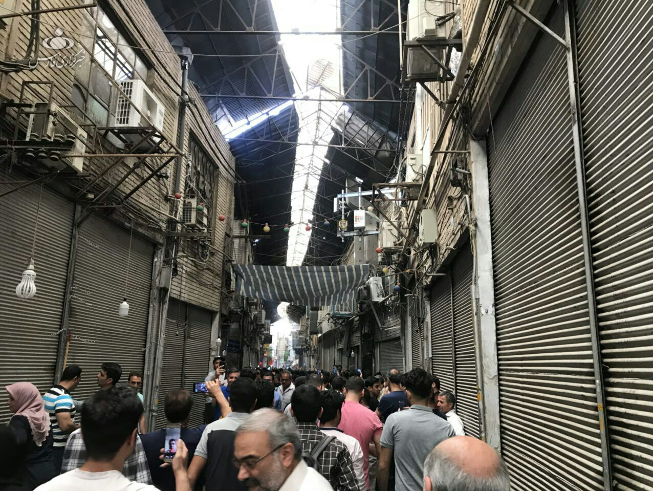 تجمع کسبه و تعطیلی بازار/ بازاریان تهران در اعتراض به رکود و قیمت ارز دست از کار کشیدند+عکس