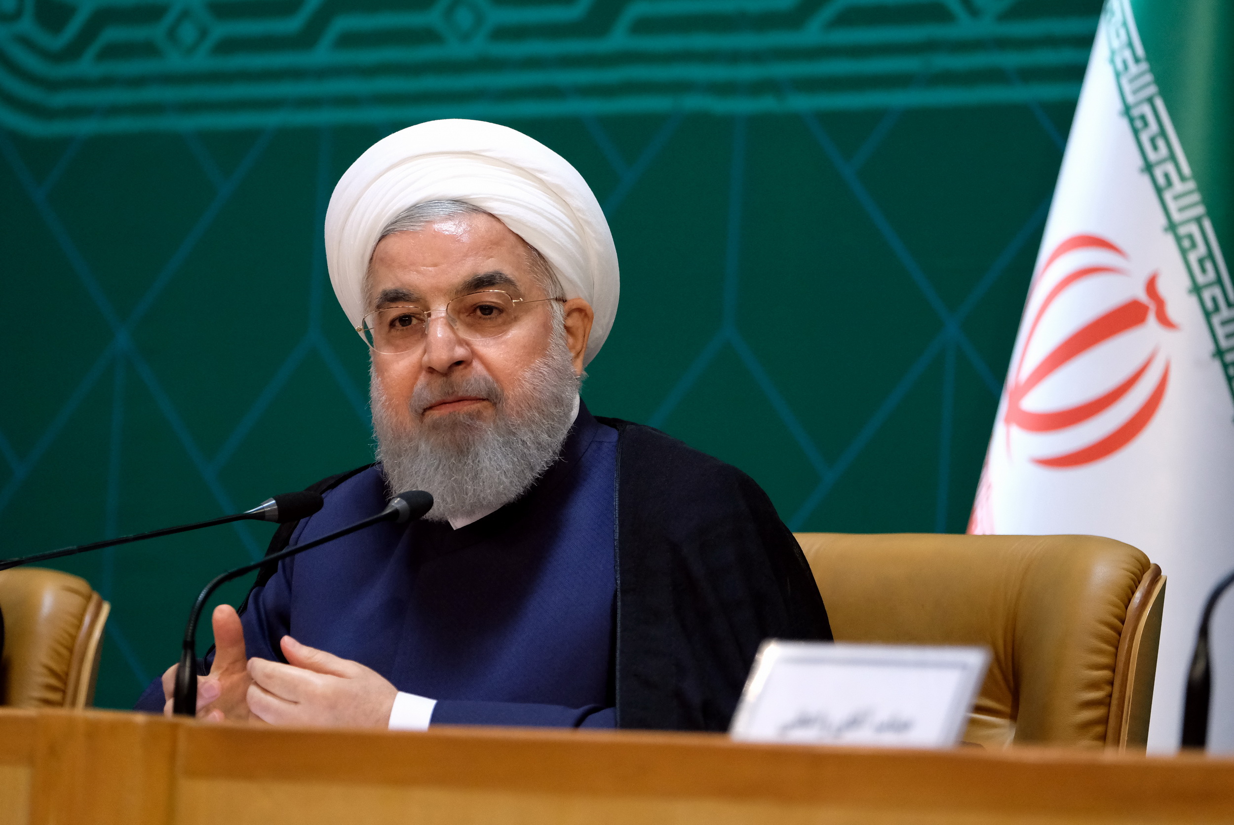 روحانی: دولت نه کنار می‌کشد و نه استعفا می‌دهد/حاضرم در برابر مخالفین خم شوم و دست آنها را برای همکاری ببوسم