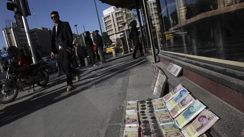 آیا ایران می‌تواند کاهش ارزش واحد پول ملی خود برابر «دلار» را متوقف کند؟ کارشناسان چه می‎گویند؟