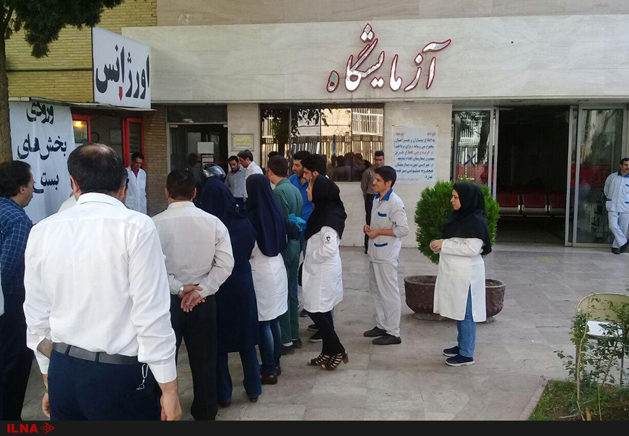 تجمع کارکنان بیمارستان امام خمینی کرج/مدیرمالی بیمارستان، سر یکی از کارکنان را شکست+عکس