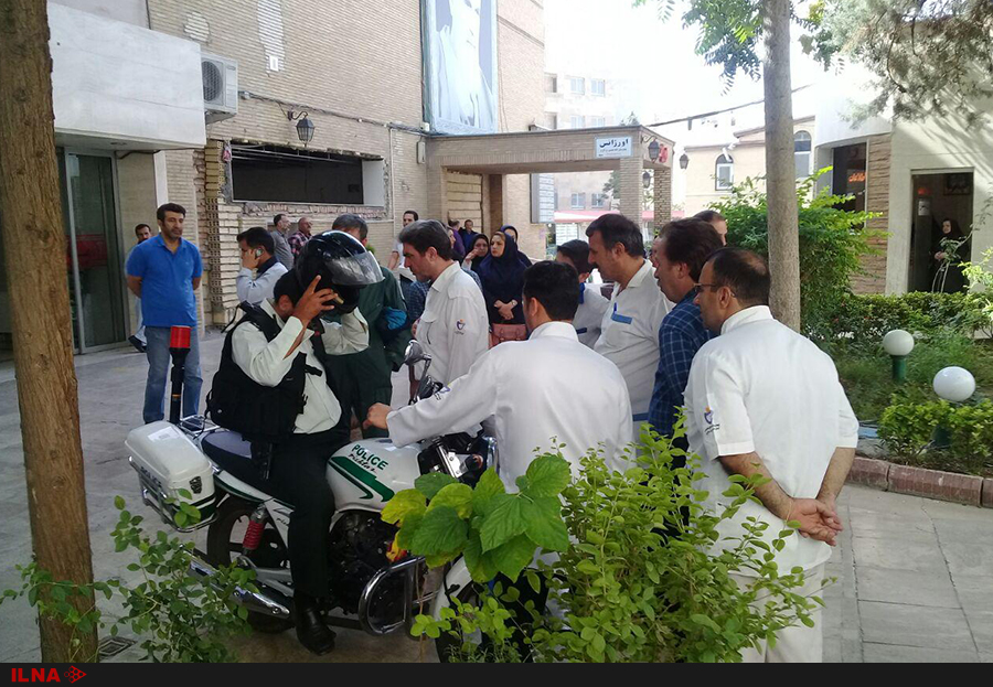 تجمع کارکنان بیمارستان امام خمینی کرج/مدیرمالی بیمارستان، سر یکی از کارکنان را شکست+عکس