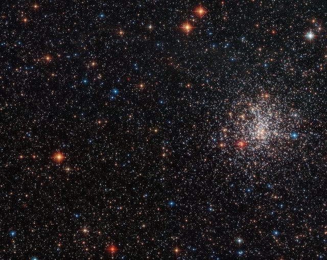 تصویر باشکوه هابل از یک خوشه ستاره‌ای کروی رنگارنگ