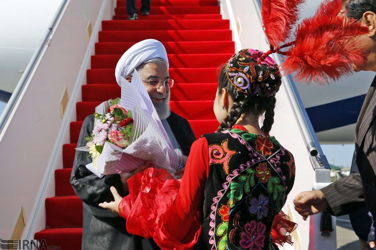 عکس/ پوشش جالب دختر قزاق در استقبال از روحانی