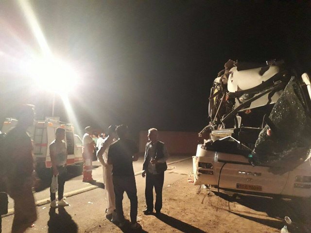 ‌تصادف اتوبوس در اردستان/ 18 نفر مصدوم شدند+تصاویر