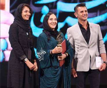عکس یادگاری امین حیایی و همسرش با بازیگری که جایزه گرفت
