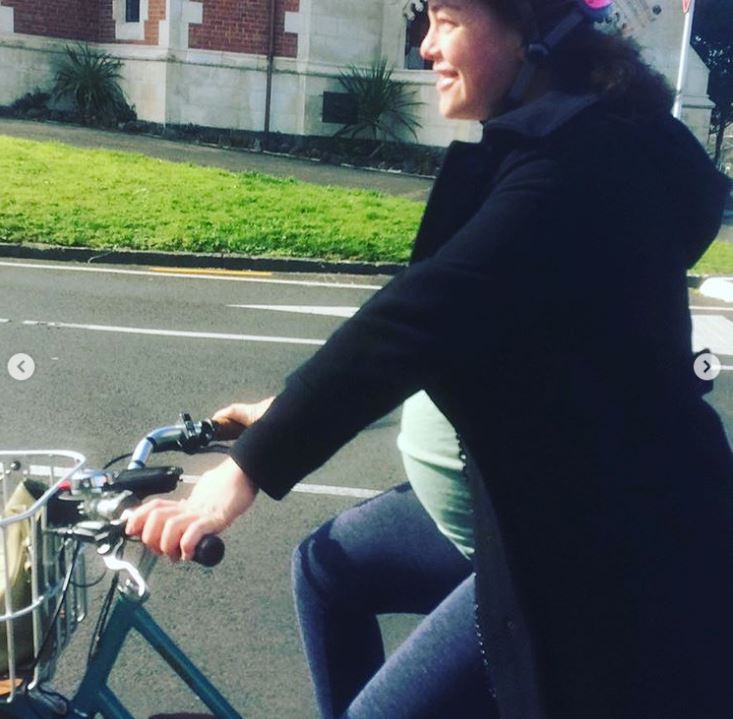 خانم وزیر با دوچرخه به بیمارستان محل زایمان خود رفت/عکس