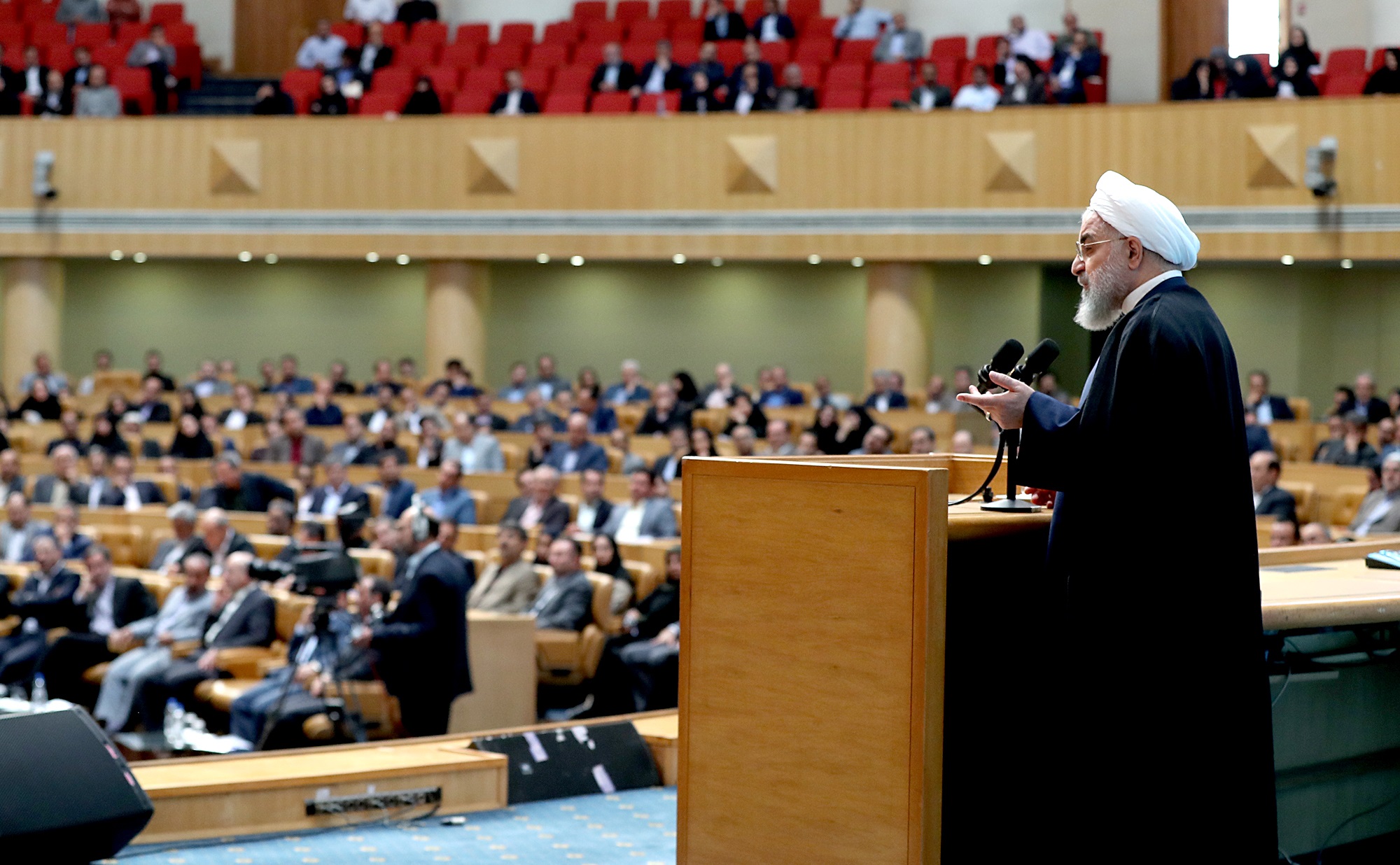 روحانی: آمریکا هر روز برای مذاکره با ایران پیغام می‌فرستد| قسم حضرت عباس را قبول کنیم یا دم خروس را؟+فیلم