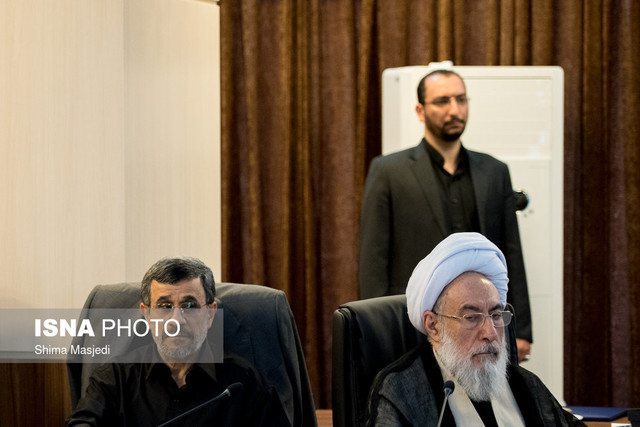 چرا عکس مجمع تشخیص به نفع احمدی‌نژاد است؟