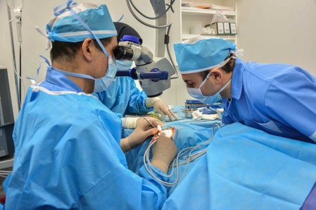 جراحی رایگان بیماران چشمی در کرمانشاه توسط وزیر بهداشت