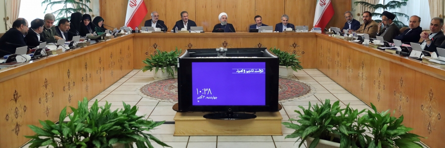 روحانی: این یک تهمت و دروغ است که بگویند دولت می‌خواهد از بالا رفتن ارز ریال به دست بیاورد/ قیمت ارز باید واقعی و متعادل بماند / مردم دنبال خرید و فروش‌های ریسک‌دار نباشند