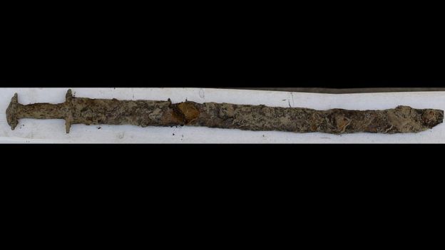 دختر ۸ ساله شمشیر ۱۵۰۰ ساله را در حین شنا پیدا کرد+عکس