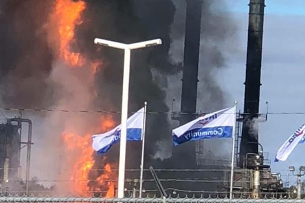 انفجار و آتش‌سوزی گسترده در پالایشگاه نفت در کانادا+تصاویر