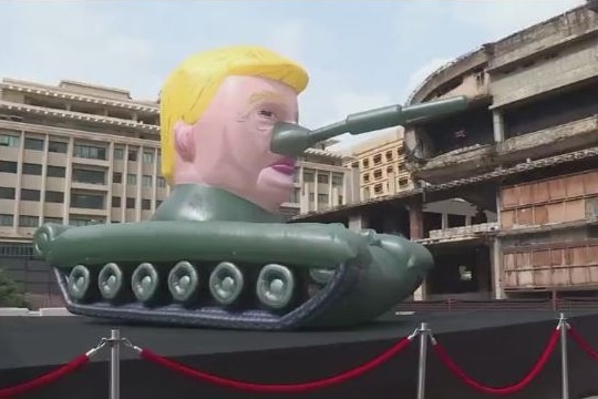 ساخت ماکت یک تانک به شکل دونالد ترامپ در بیروت/ عکس