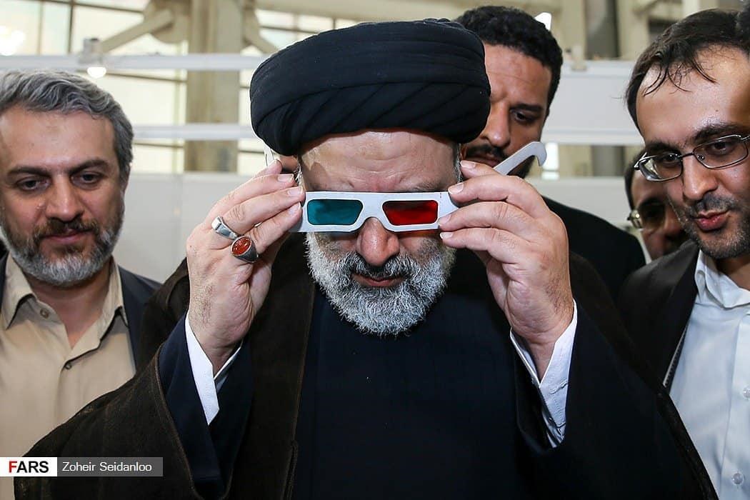 عکس/ ابراهیم رئیسی با عینک سه‌بعدی