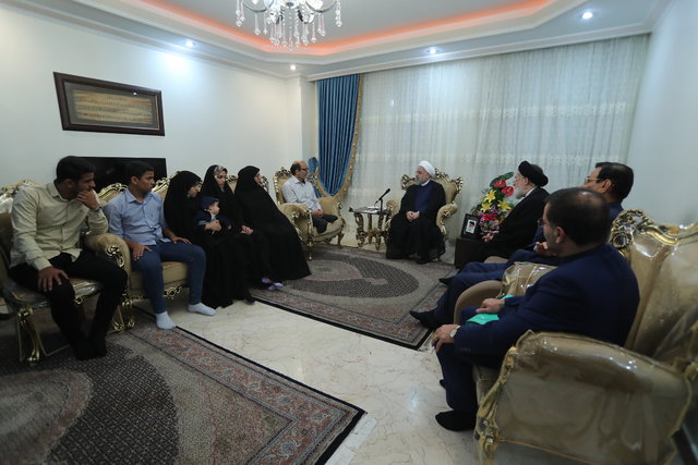 دیدار صمیمی روحانی با خانواده شهدا و جانبازان +عکس
