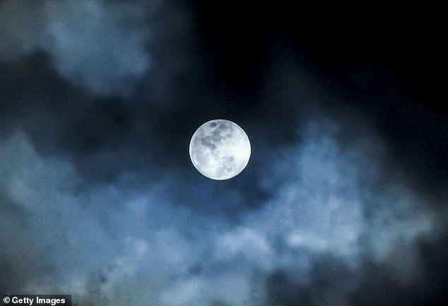 چین برای روشنایی شبانه ماه مصنوعی می سازد/هشت برابر بیشتر از نور ماه