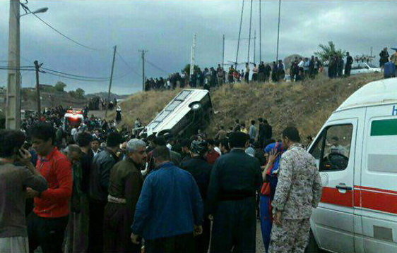 واژگونی مینی‌بوس با ۱۳ کشته و مصدوم در کرمانشاه+عکس