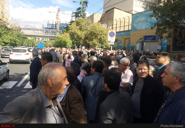 تجمع بازنشستگان بانک‌ها در تهران/ حقوق‌مان چندبرابر زیر خط فقر است