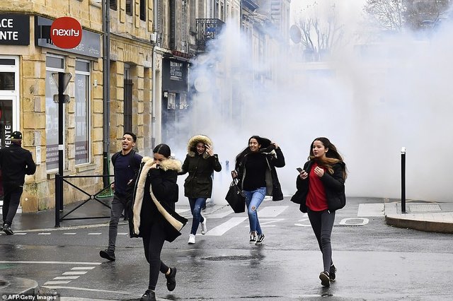 رئیس‌جمهور فرانسه مقابل معترضان عقب‌نشینی کرد؛ تعلیق افزایش قیمت سوخت