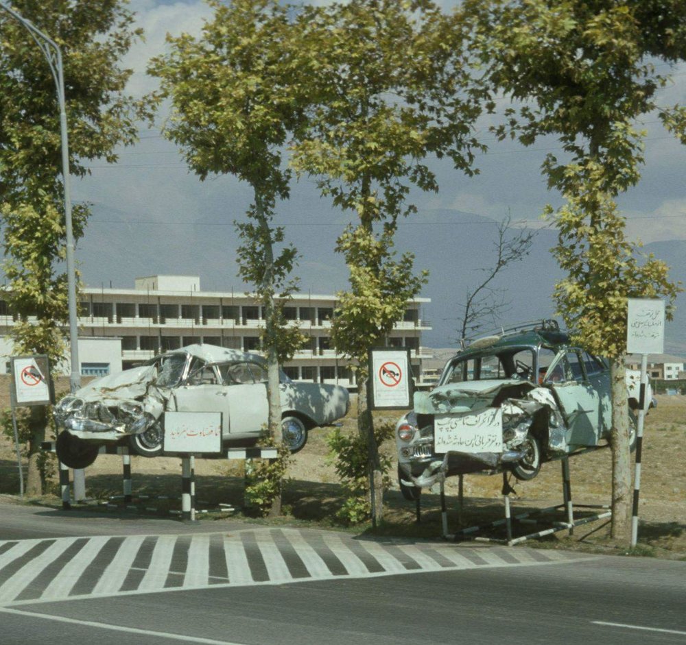عکس| نمایش اتومبیل‌های تصادفی برای عبرت گرفتن مردم