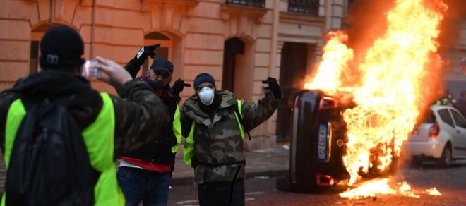 تظاهرات جلیقه‌زردها؛ در فرانسه چه‌خبر است؟+عکس