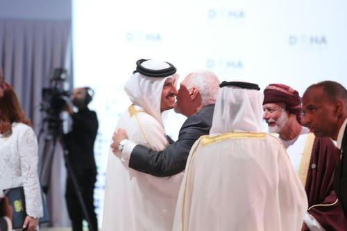 دیدار ظریف با نخست وزیر قطر در نشست دوحه/عکس