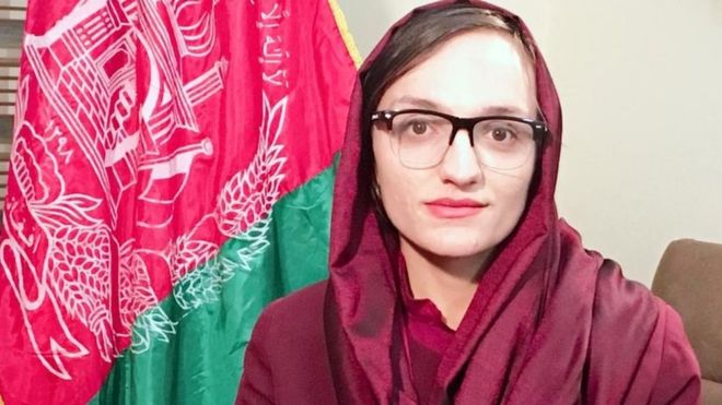 یک شهردار زن در افغانستان بعد از 5 ماه توانست کارش را آغاز کند+عکس