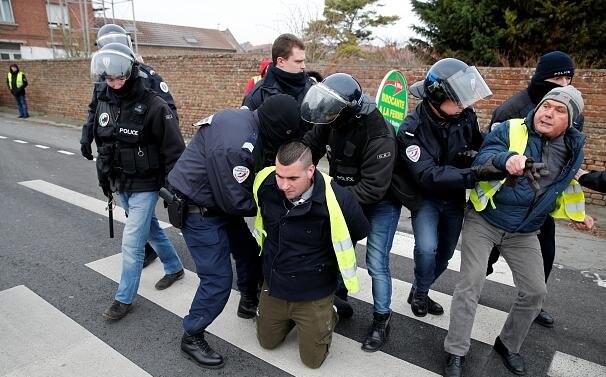 تظاهرات جلیقه‌زردهای فرانسه/ پلیس با معترضان درگیر شد