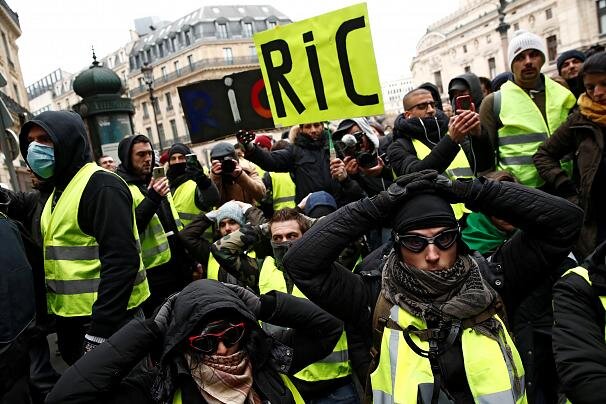 تظاهرات جلیقه‌زردهای فرانسه/ پلیس با معترضان درگیر شد