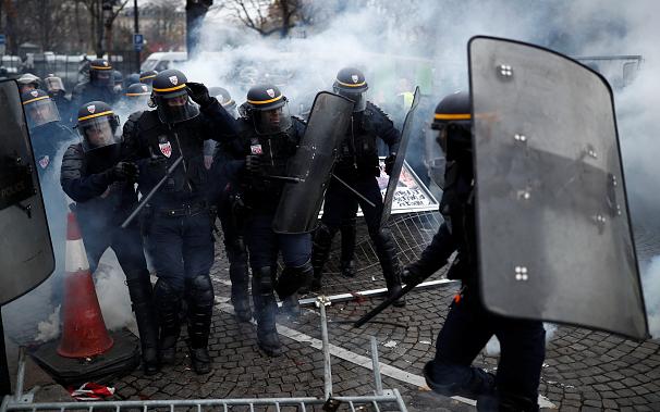 اعتراض ۸۱ هزار نفری جلیقه‌زردها و درگیری با پلیس| ماکرون خطاب به معترضان: شرم کنید، خشونت در فرانسه جایی ندارد!| معترضان چه می‎خواهند+تصاویر