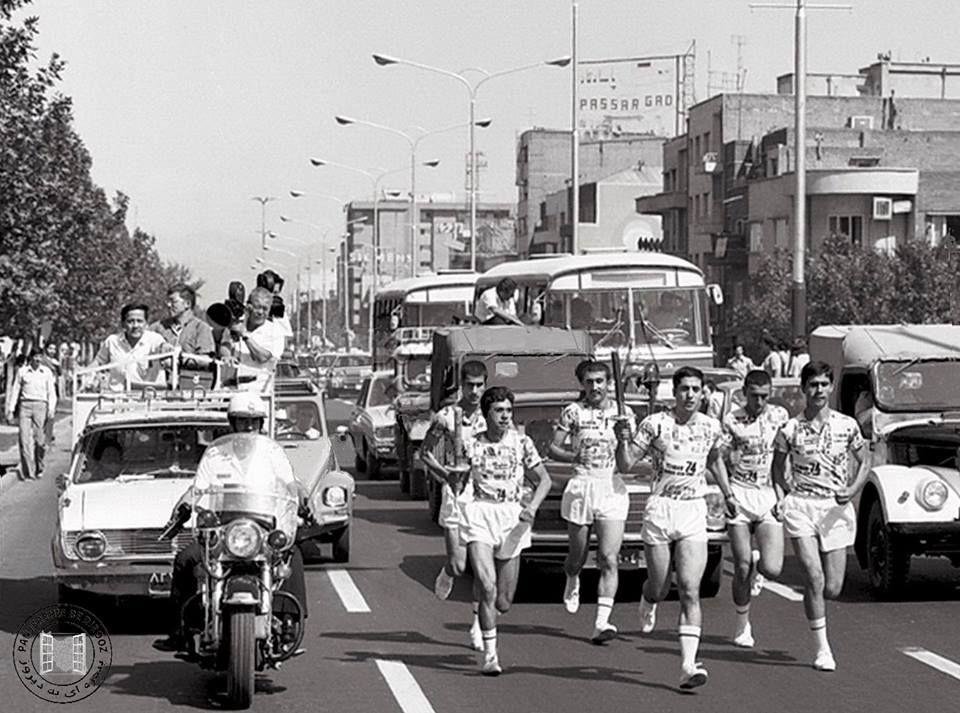 عکس/ ۴۴ سال قبل، حمل مشعل بازی‌های آسیایی در خیابان انقلاب