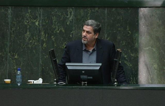 کواکبیان: به چه حقی حکم شهردار تهران را نگه داشته اند