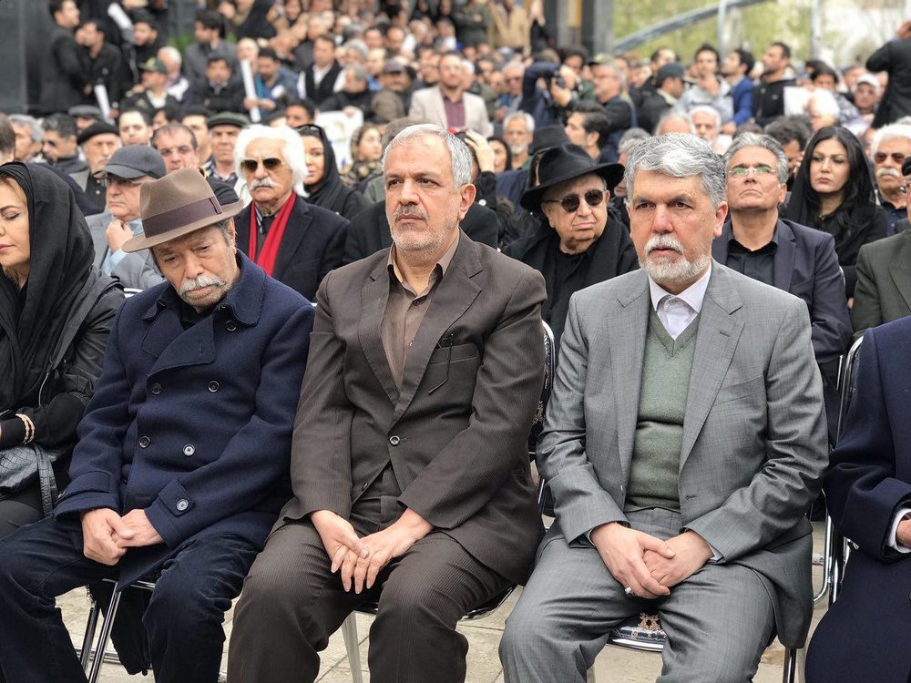 عکس/ علی نصیریان و وزیر ارشاد در مراسم تشییع جمشید مشایخی