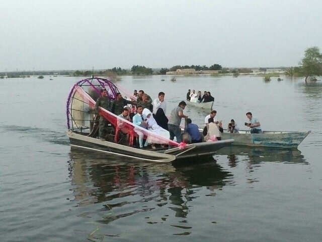 مراسم ازدواج‌ زوج خوزستانی روی سیل /عکس