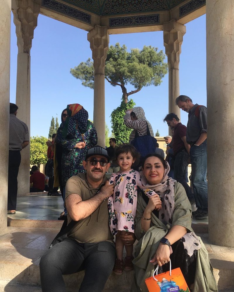 عکس | بازیگر سریال «زوج یا فرد» در کنار همسر و فرزندش در حافظیه