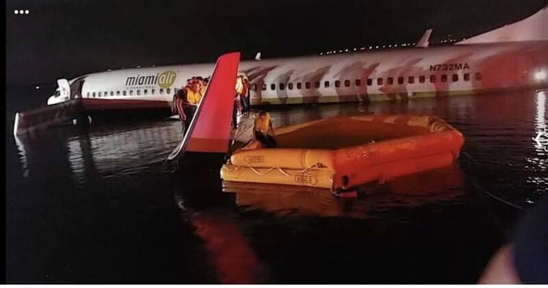 سقوط هواپیمای مسافربری بوئينگ 737 آمریکا (+عکس)