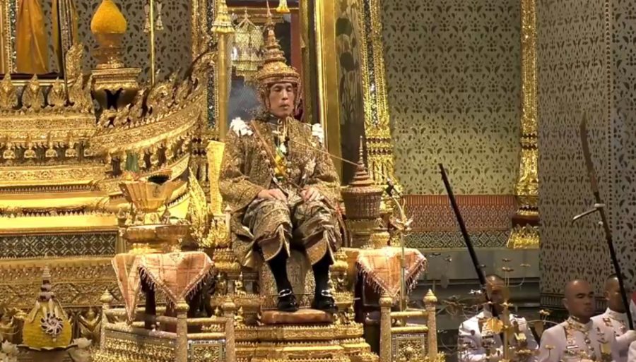 تاج ۷ کیلویی روی سر پادشاه تایلند/عکس