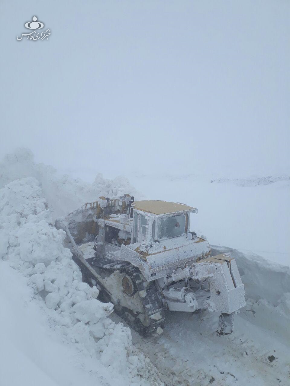 ارتفاع 6 متری برف در ورزقان/ روستاهای جنگلی ورزقان همچنان در محاصره برف/عکس