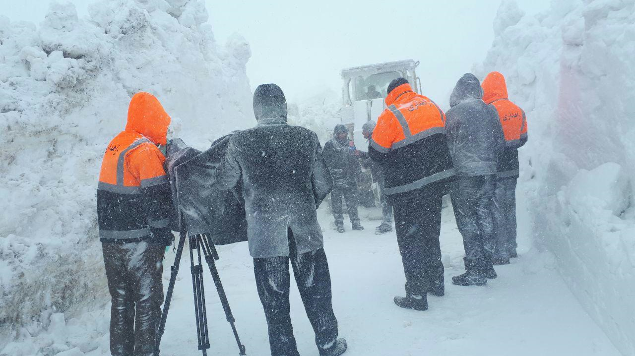 ارتفاع 6 متری برف در ورزقان/ روستاهای جنگلی ورزقان همچنان در محاصره برف/عکس