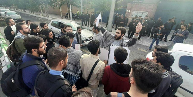 تجمع مقابل سفارت انگلستان در تهران+عکس
