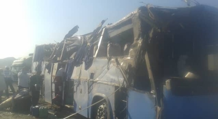 واژگونی اتوبوس در آزادراه قم-کاشان تاکنون ۵ کشته داشته است