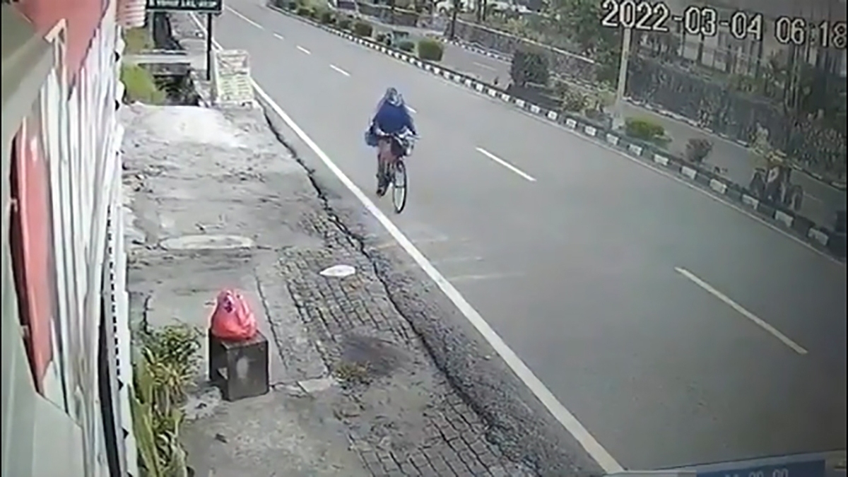 فیلم| تصادف ون با دوچرخه یک زن