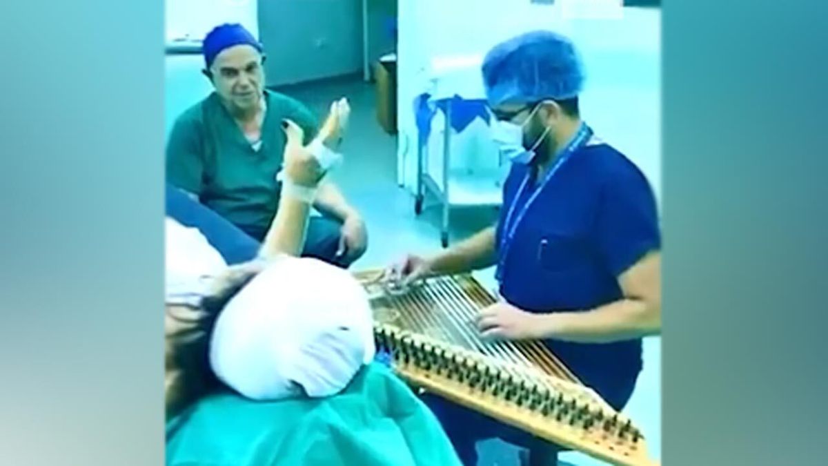 فیلم| نواختن موسیقی توسط یک جراح برای تسکین درد بیمار!