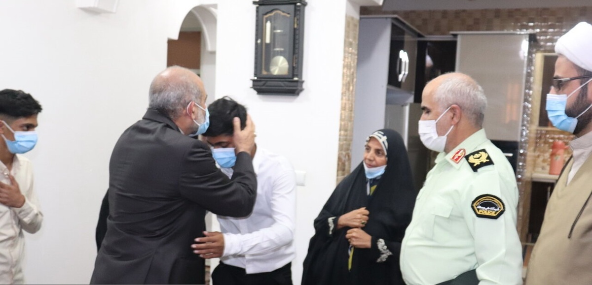 تصاویر| دیدار وزیر کشور با خانواده حسین احمدی طیفکانی
