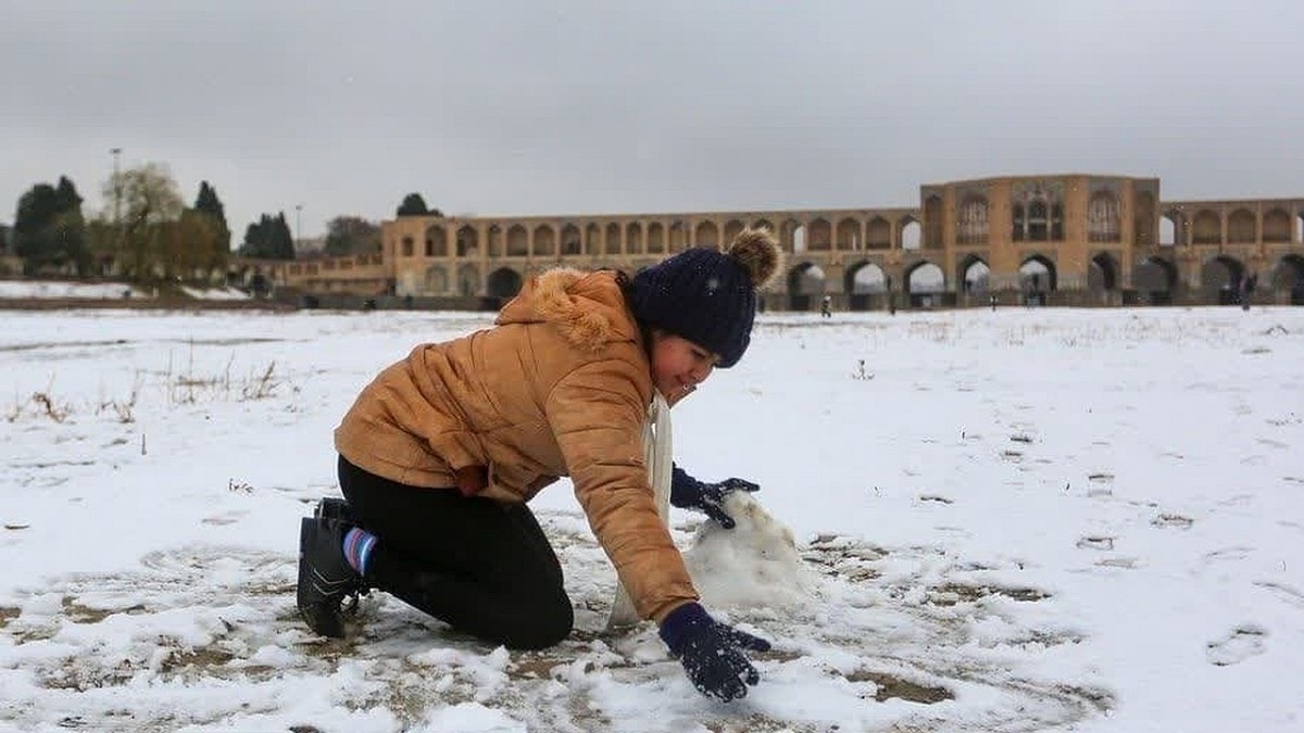 فیلم| برف بازی اصفهانی‌ها در زاینده رود
